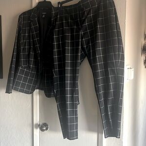 Liz Claiborne 2 piece suit🔥🔥 Like new! Excellent condition!